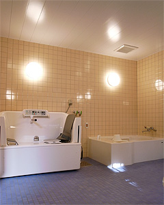 個浴型介護浴槽（左）、一般浴槽（右）